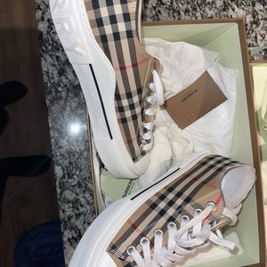 Size 41 WOMEN Burberry Sneakers